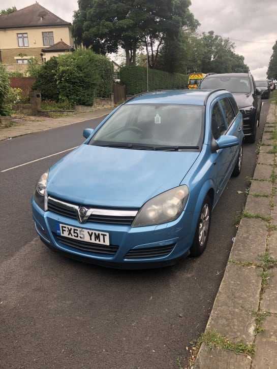 A 2005 VAUXHALL ASTRA