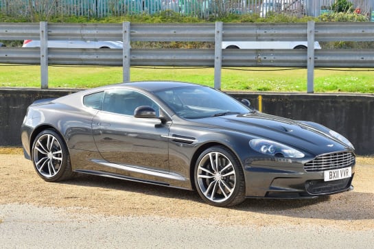 A null ASTON MARTIN DBS V12