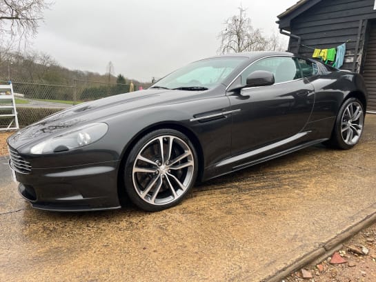 A null ASTON MARTIN DBS V12