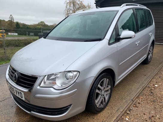 A 2009 VOLKSWAGEN TOURAN SE TDI DSG 140