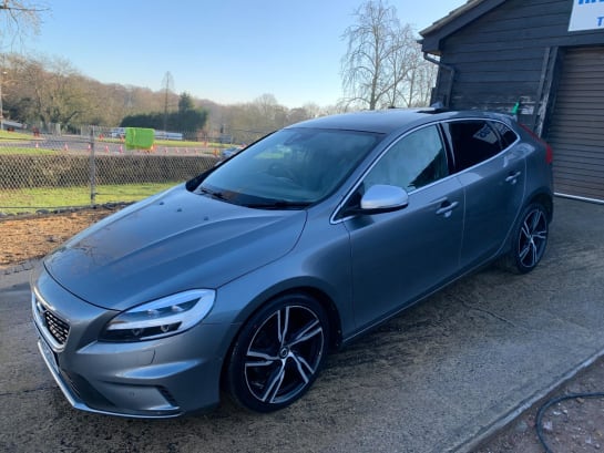 A null VOLVO V40 2.0 T3 R-Design Pro Euro 6 (s/s) 5dr