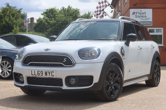 A null MINI COUNTRYMAN 1.5 10kWh Cooper SE Classic SUV 5dr Petrol Plug-in Hybrid Auto ALL4 Euro 6