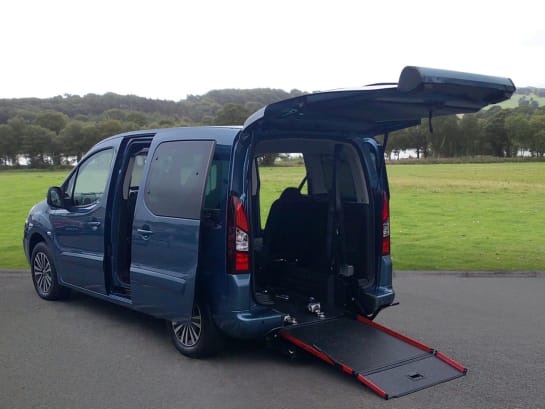 A null PEUGEOT PARTNER 1.61l 5d AUTO 100 BHP Automatic. Low mileage