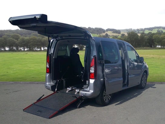 A null PEUGEOT PARTNER TEPEE 1.6 BlueHDi Allure MPV 5dr Diesel Manual Euro 6 (s/s) (100 ps) Low mileage