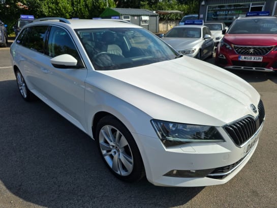 A null SKODA SUPERB 1.5 SE L EXECUTIVE TSI DSG 5d 148 BHP IN WHITE WITH 34,600 MILES AND A FULL