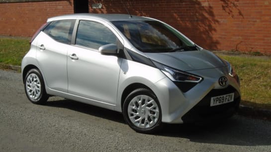 A null TOYOTA AYGO 1.0 VVT-I X-PLAY 5d 69 BHP SERVICE & 6 MONTHS WARRANTY INCL