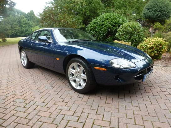 A 2000 JAGUAR XK8 V8 Auto