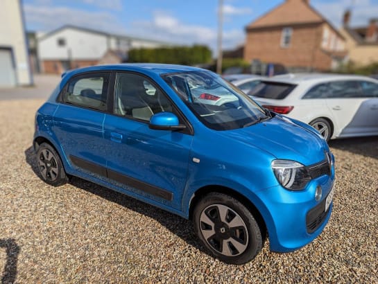 A 2015 RENAULT TWINGO PLAY SCE