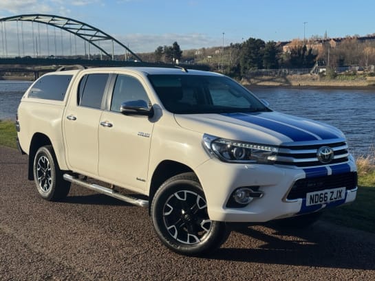 A 2017 TOYOTA HI-LUX 2.4 D-4D Invincible X Pickup Double Cab 4dr Diesel Auto 4WD Euro 6 (TSS) (1