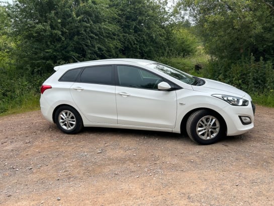 A null HYUNDAI I30 1.6 CRDI ACTIVE BLUE DRIVE 5d 109 BHP Bluetooth rear park system ESTATE