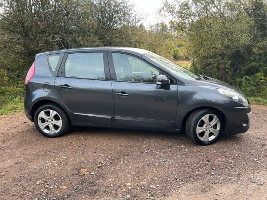 A 2010 RENAULT SCENIC 1.5 dCi Dynamique MPV 5dr Diesel Manual (135 g/km, 105 bhp) front and rear