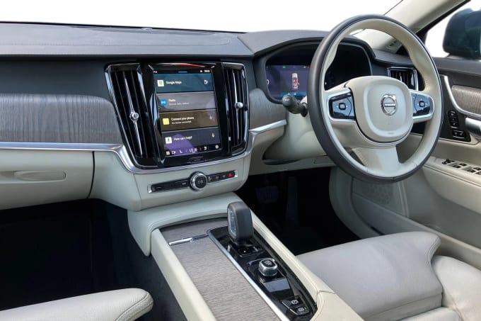 2022 Volvo V90