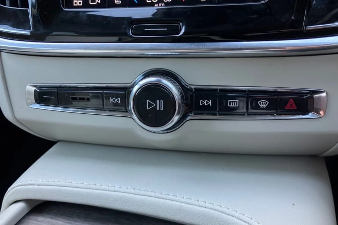 2022 Volvo V90