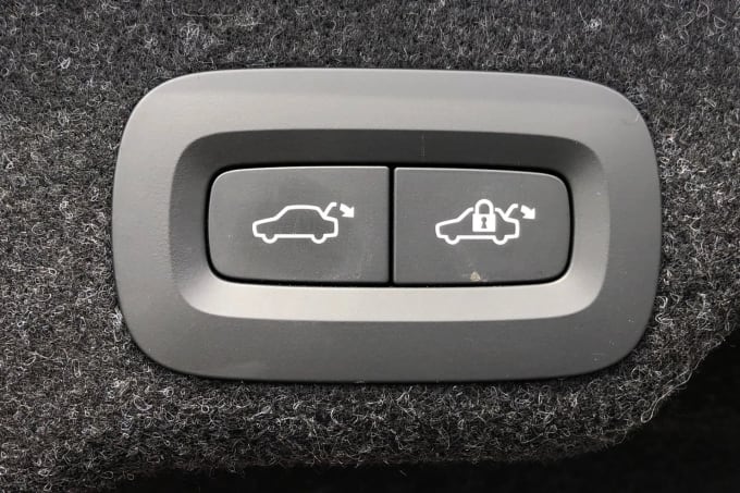 2022 Volvo S90