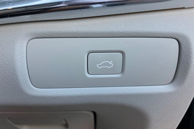 2022 Volvo V90
