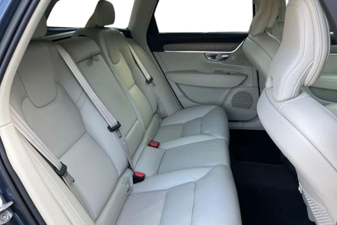 2022 Volvo V90