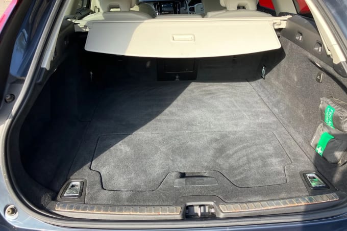 2022 Volvo V90