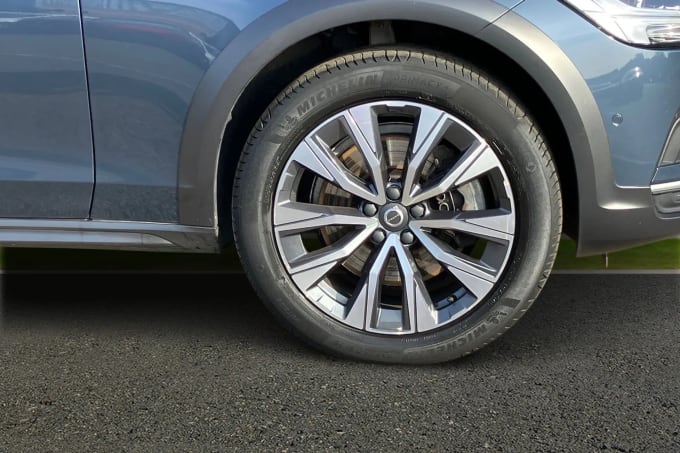 2022 Volvo V90