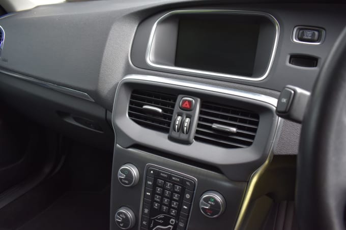 2025 Volvo V40