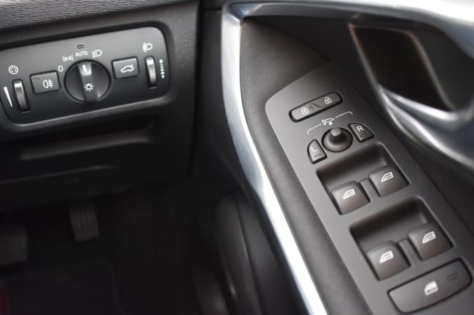 2025 Volvo V40