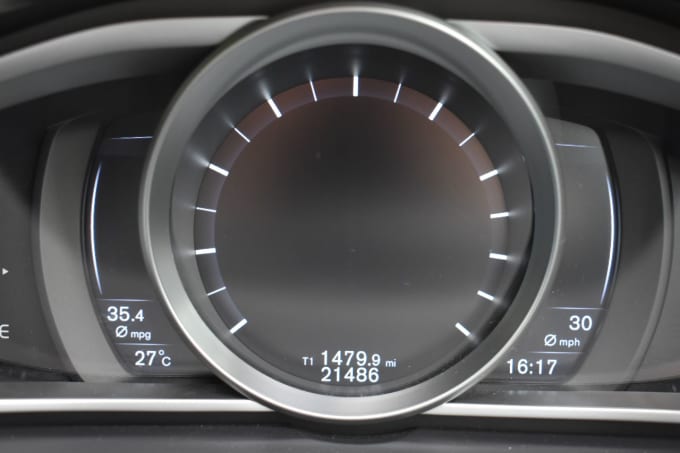 2025 Volvo V40