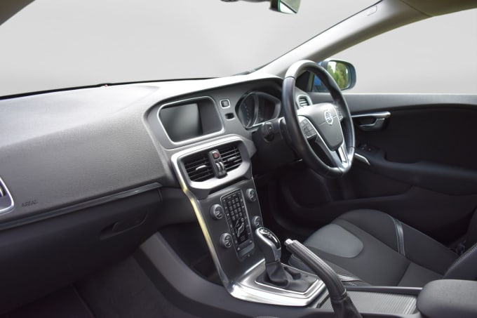 2025 Volvo V40