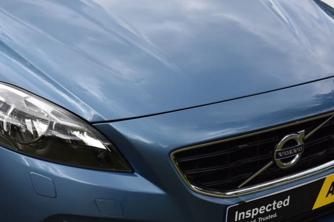 2025 Volvo V40
