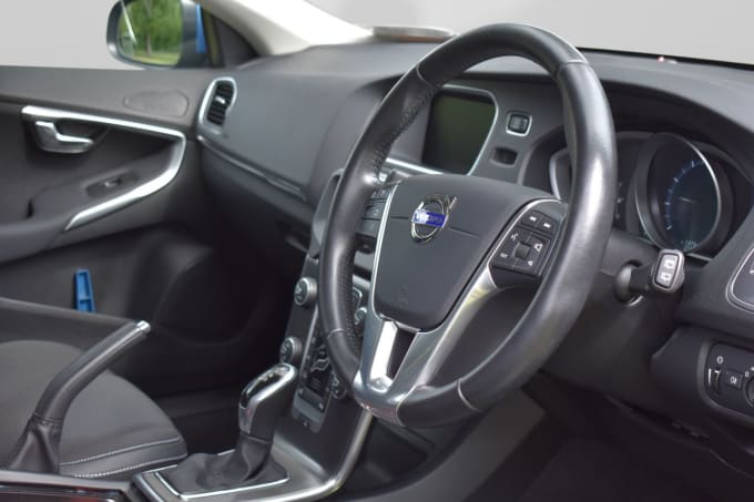 2025 Volvo V40