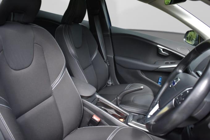 2025 Volvo V40