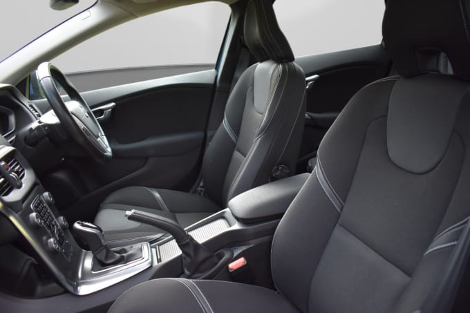 2025 Volvo V40