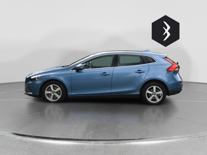 2025 Volvo V40