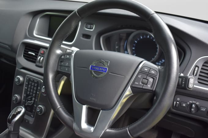 2025 Volvo V40