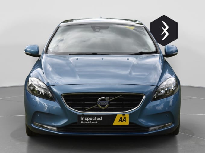 2025 Volvo V40