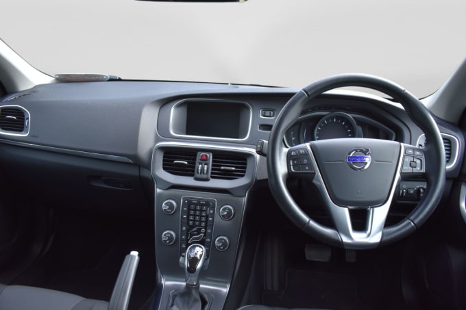 2025 Volvo V40