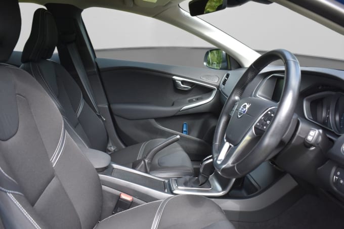 2025 Volvo V40