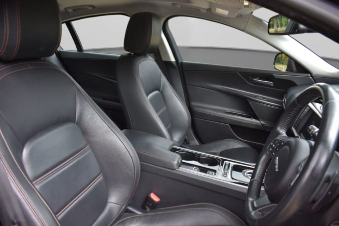 2025 Jaguar Xe