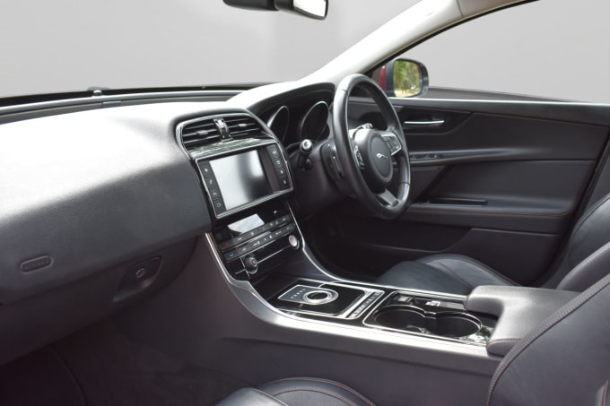 2025 Jaguar Xe
