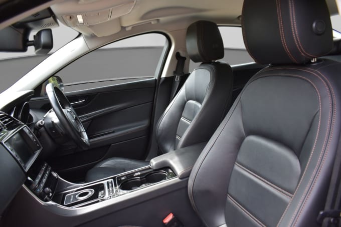 2025 Jaguar Xe