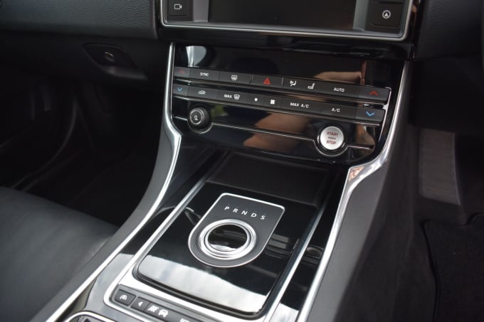 2025 Jaguar Xe