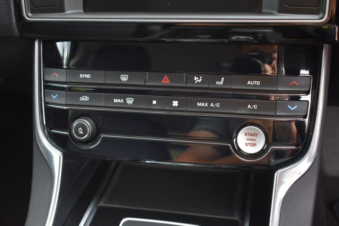 2025 Jaguar Xe