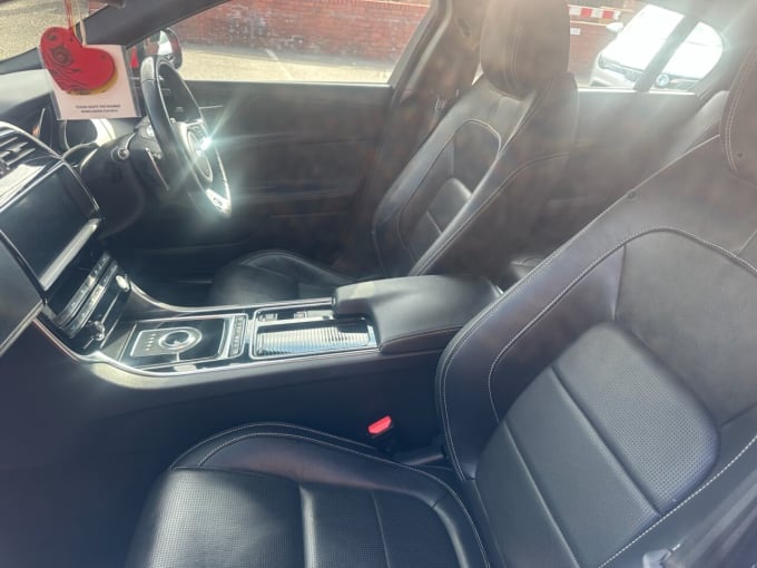2025 Jaguar Xe