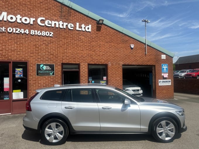 2025 Volvo V60 Cross Country