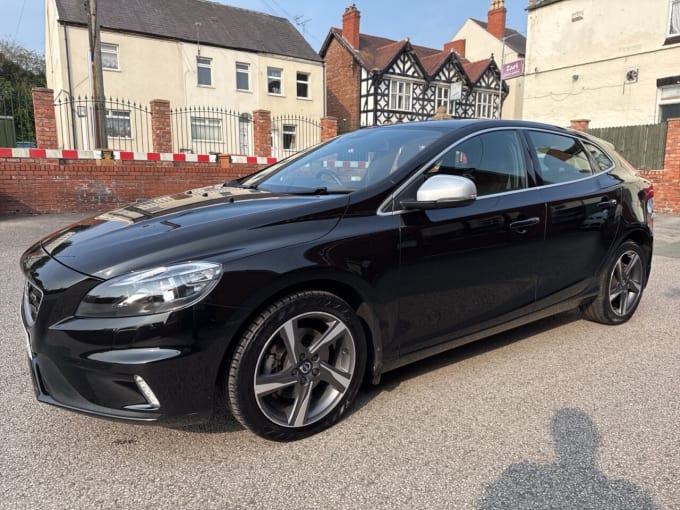 2025 Volvo V40