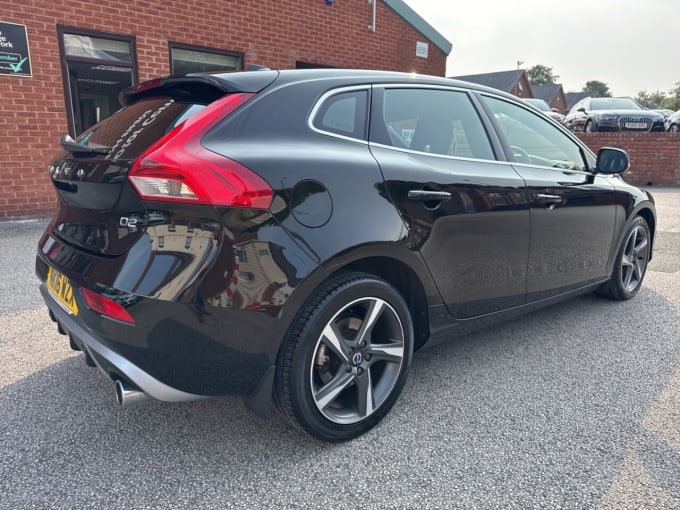 2025 Volvo V40
