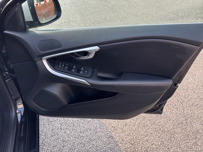 2025 Volvo V40