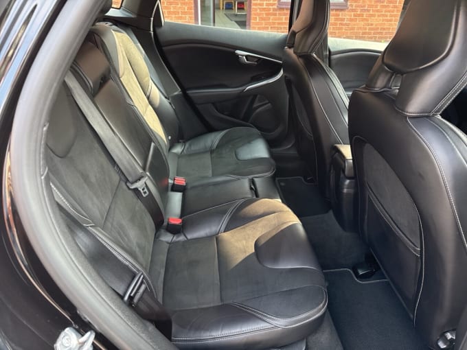 2025 Volvo V40