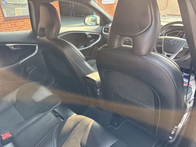 2025 Volvo V40
