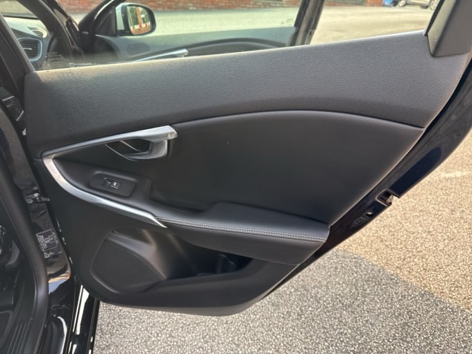 2025 Volvo V40