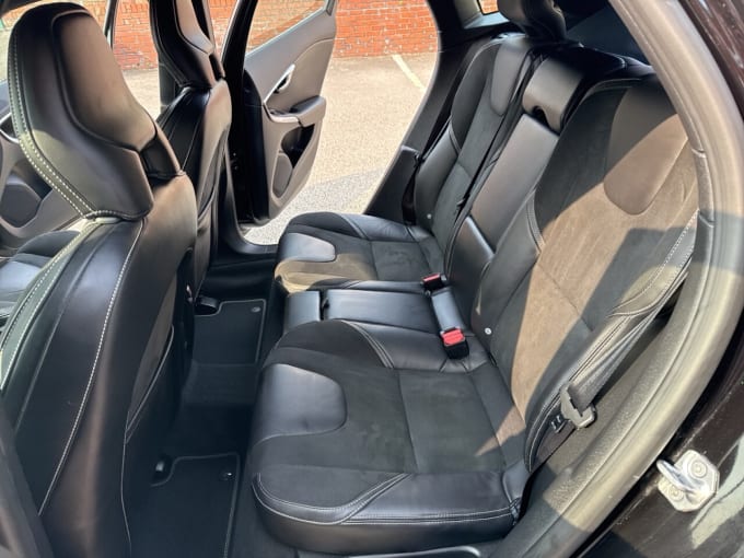 2025 Volvo V40