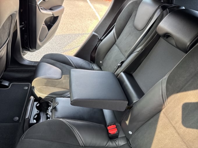 2025 Volvo V40